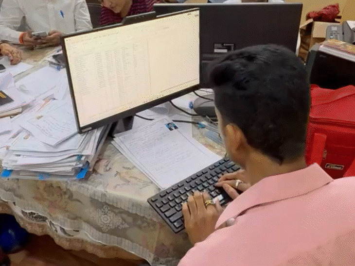 भाजपा शहर कार्यालय में सभी उम्मीदवारों के बायोडाटा पर ऑनलाइन अपडेट किया जा रहा है।