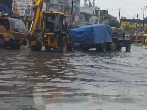 Roads were flooded due to heavy rain in Ghaziabad. Many vehicles stopped. The tractor-trolley was taken out with the help of JCB.