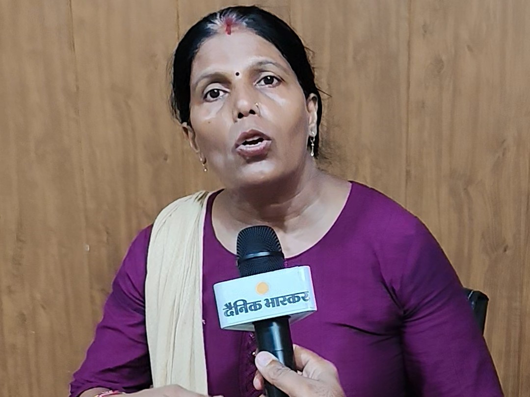 दैनिक भास्कर से बातचीत में उन्होंने कहा- कमजोर बच्चे प्यार से ही आगे बढ़ेंगे।