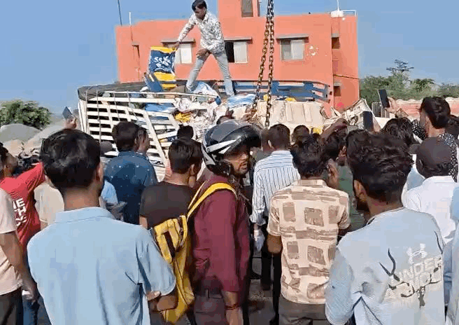 हादसे के बाद बड़ी संख्या में लोग इकट्ठा हुए और कुछ देर के लिए हाईवे पर जाम लग गया।