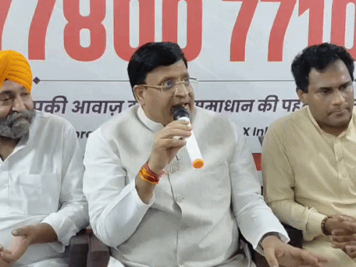 मंत्री ने बताया कि हेल्पलाइन पर मिलने वाली शिकायतों को संबंधित विभाग के अधिकारियों तक पहुंचाया जाएगा।