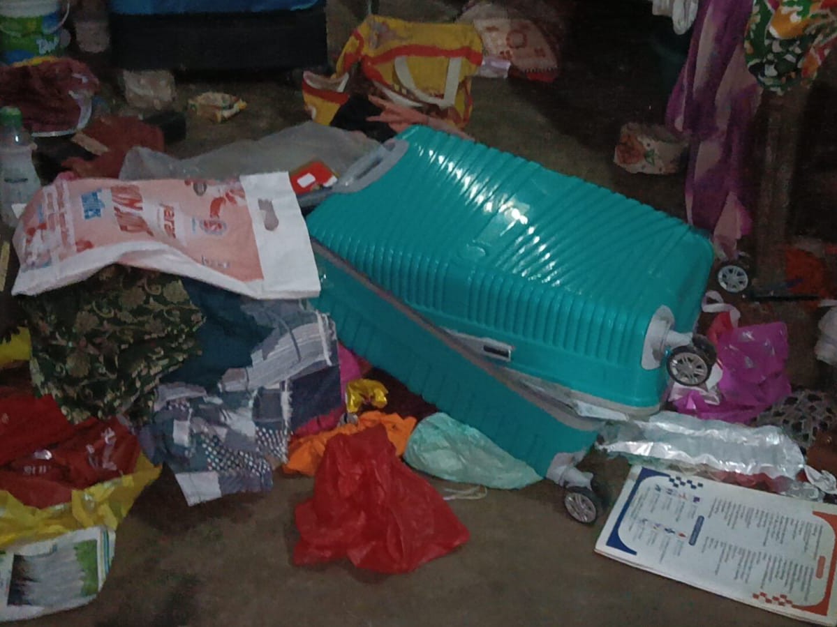 डकैती के बाद बिखरा पड़ा सामान।