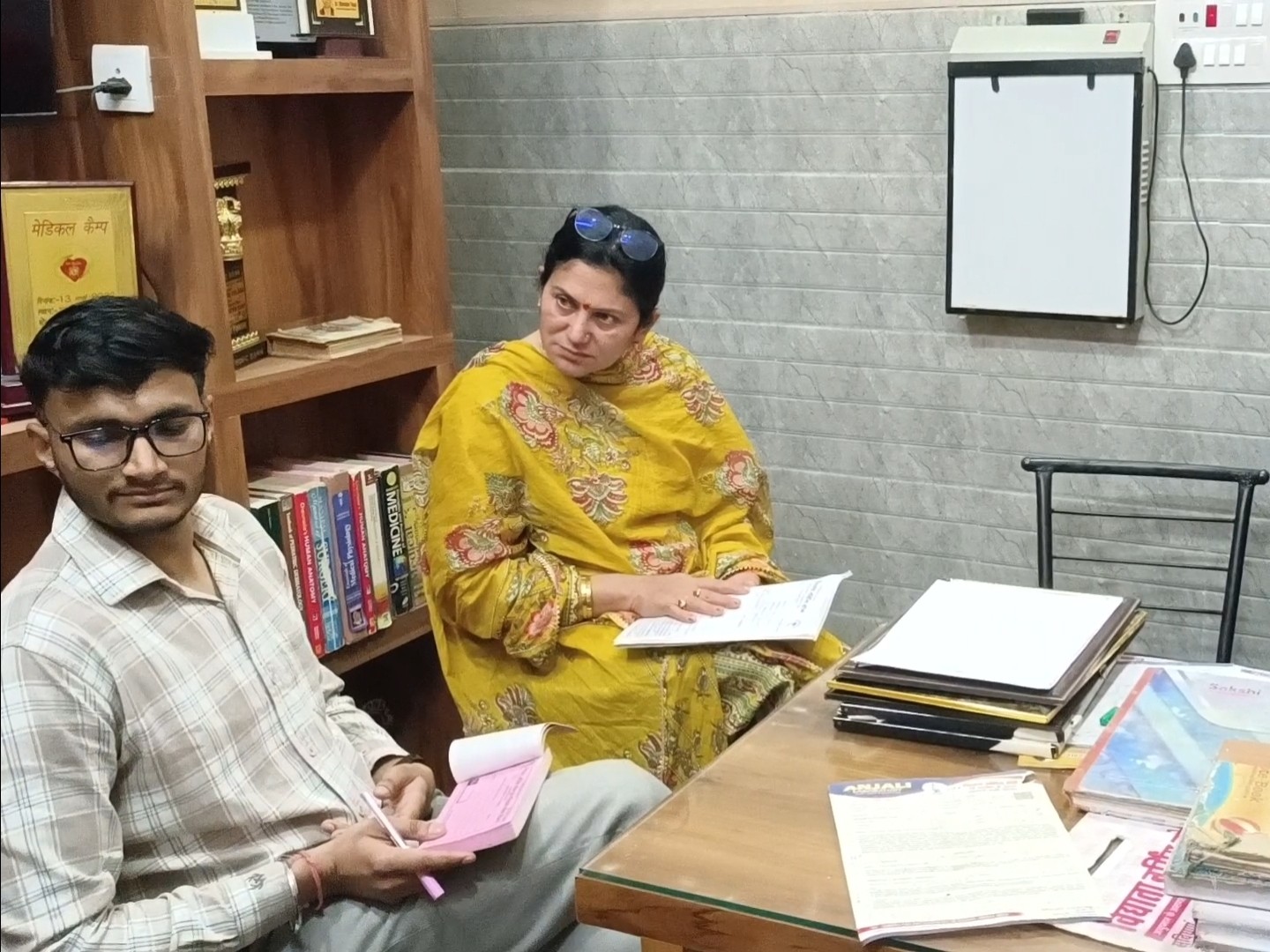 सीएम फ्लाइंग की टीम अस्पताल के रिकॉर्ड को चेक करते हुए। (फाइल)