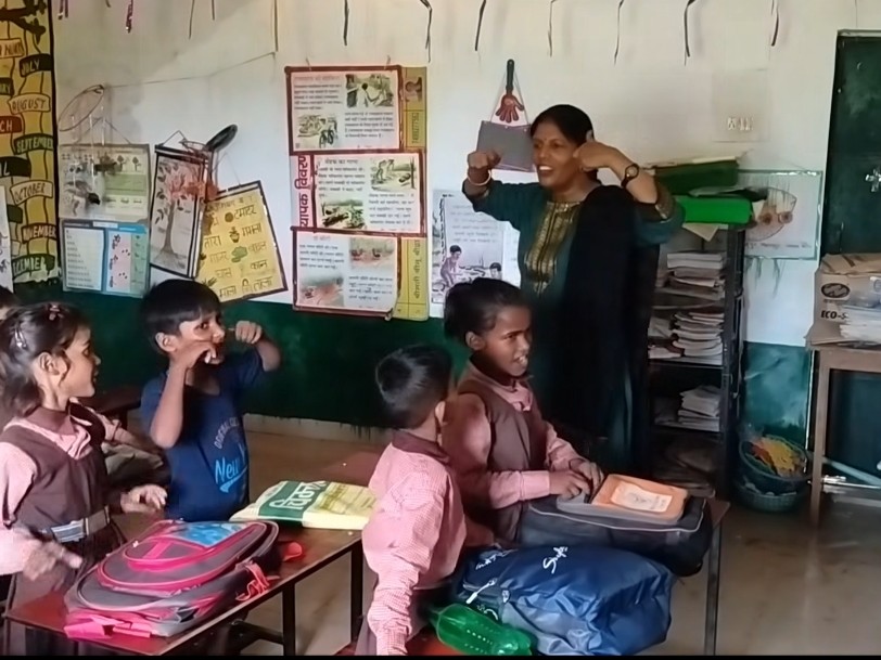 खेल-खेल में बच्चों को पढ़ाती हैं मैथ।