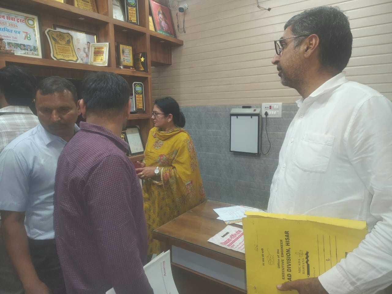 सीएम फ्लाइंग की टीम अस्पताल के रिकॉर्ड को चेक करते हुए।