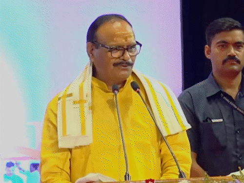 डिप्टी सीएम ब्रजेश पाठक ने अवधी में रसोइयों को संबोधित किया।