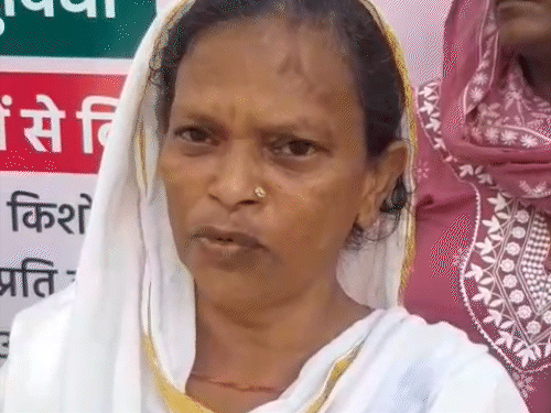 जिला नागरिक अस्पताल के बाहर मौजूद मृतक की पत्नी सुवीना वारदात के बारे में बताते हुए।