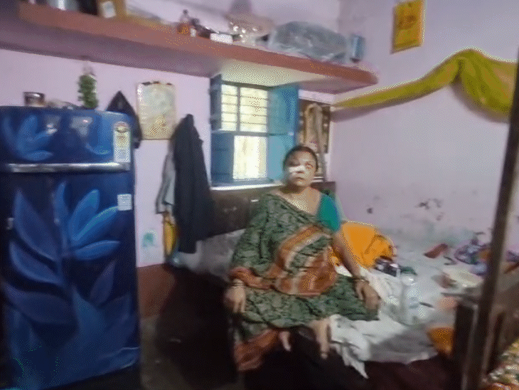 लूट की घटना के बाद घायल महिला।