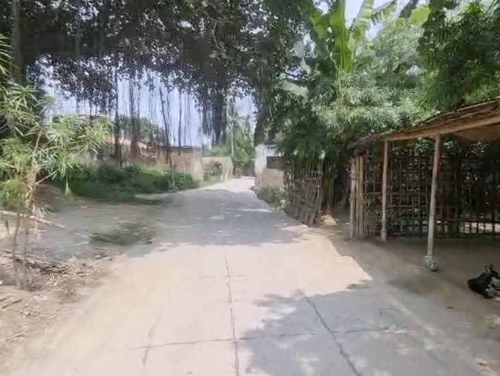 गांव में पसरा सन्नाटा।