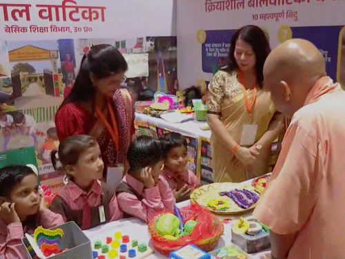 सीएम योगी ने रसोइयों के सम्मान समारोह में आए बच्चों से बात की। उन्हें चॉकलेट गिफ्ट की।