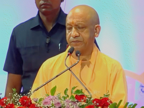 सीएम योगी ने कहा- भोजन में लापरवाही से फूड पॉइजनिंग जैसी घटना नहीं होनी चाहिए।