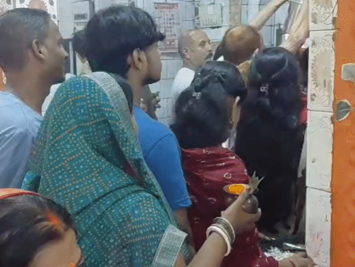पाटणा येथील मंदिरांमध्ये भाविकांची गर्दी.