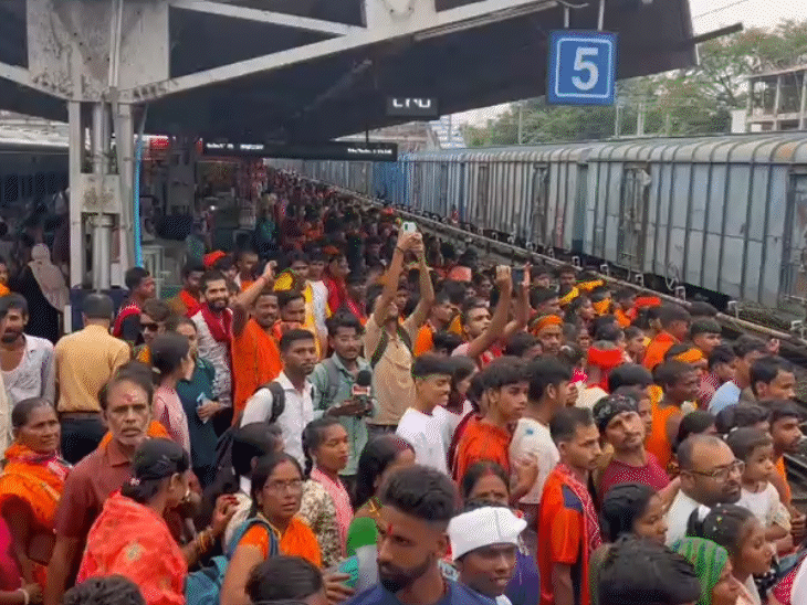 समस्तीपूर रेल्वे स्थानकावर गर्दी जमली होती.