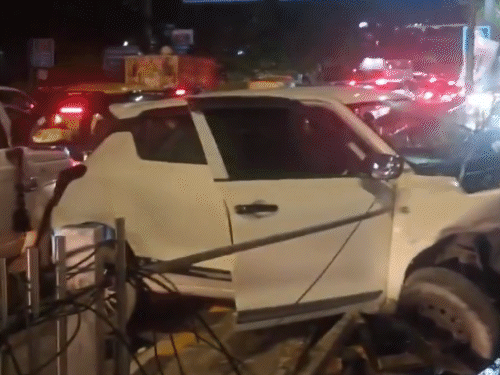 दूसरी कार डिवाइडर की रेलिंग तोड़कर दूसरी साइड पर आ गई।