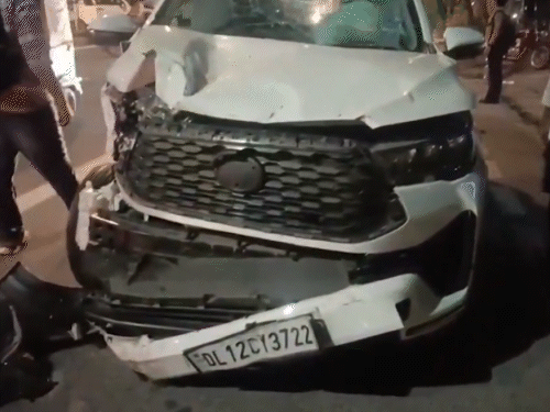 कार का आगे का हिस्सा पूरी तरह चकनाचूर हो गया।