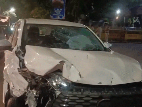 दिल्ली और कर्नाटक के विधायक इनोवा कार में सवार थे। कार में कर्नाटक सरकार भी लिखा था।