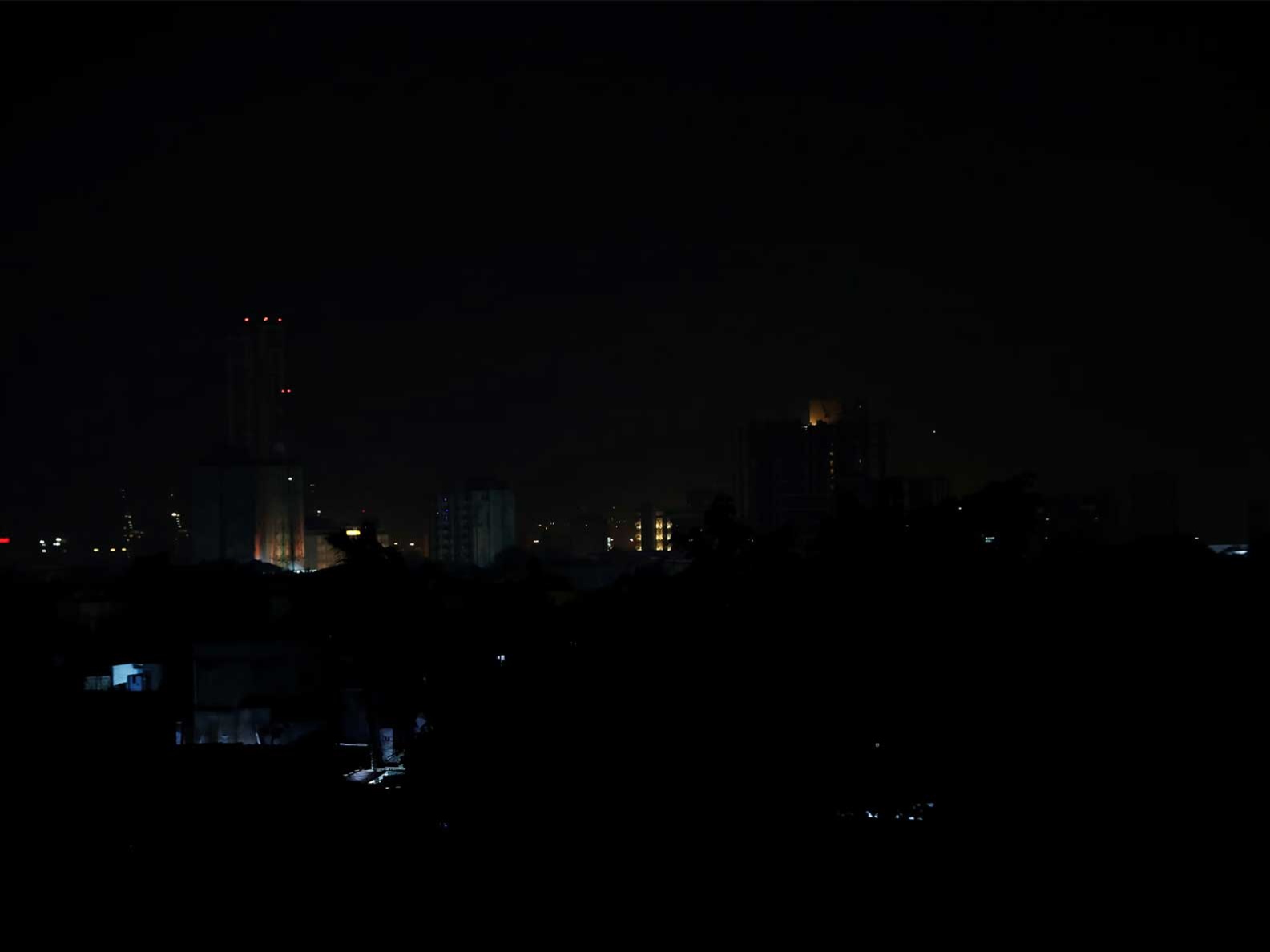 यह पाकिस्तान के कराची की तस्वीर है, जो अंधेरे में डूबा नजर आ रहा है। (सोर्स-रॉयटर्स) - Dainik Bhaskar