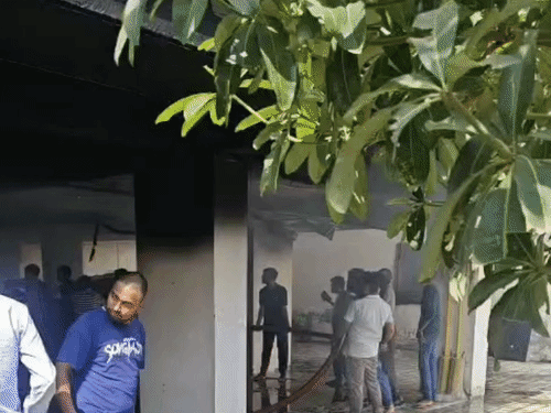 पुलिस ने फायर ब्रिगेड की मदद से आग पर काबू पाया।