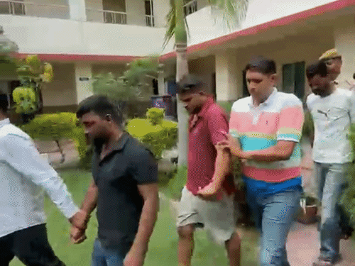पुलिस गिरफ्त में आरोपी।