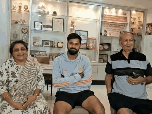 श्रीलंका जाने से पहले अपने परिवार के साथ सारांश।