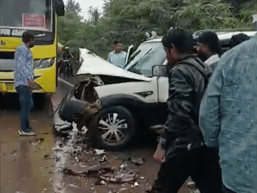 स्कॉर्पियो अनियंत्रित होकर मंत्री के फॉलो वाहन से जा भिड़ी।