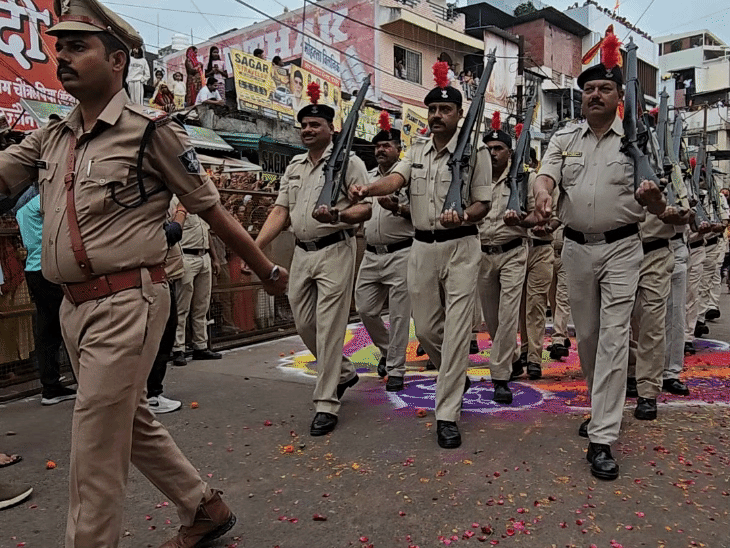 भगवान महाकाल उज्जैन के राजा हैं। उन्हें पुलिस बल द्वारा गार्ड ऑफ ऑनर दिया जाता है।