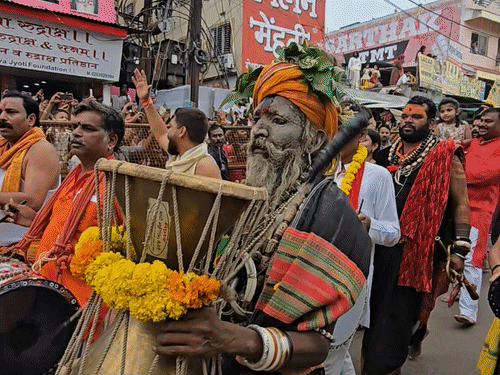 इस तरह से बड़े बड़े ढोल और डमरू लेकर भगवान की भक्ति की जाती है।