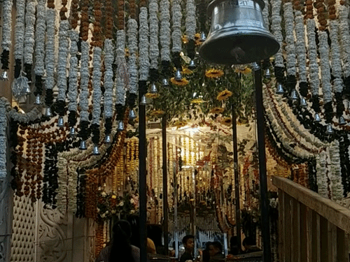 मंदिर के अंदर की गई सजावट।