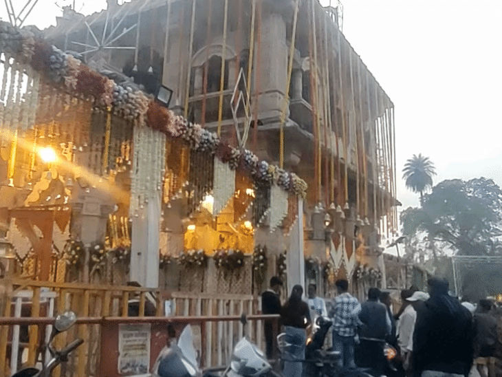 मंदिर का बाहरी दृश्य।