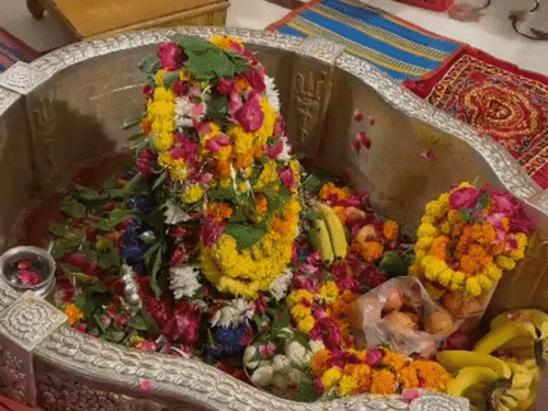 विश्वास के साथ कई कारोबारी हर सुबह अचलेश्वर महादेव मंदिर पहुंचते हैं।