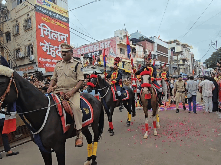 घोड़ों पर सवार होकर महाकाल की सवारी में सैनिक निकलते हैं।