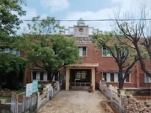 15 कमरों में 19 कक्षाएं, जलभराव से घट रहा नामांकन