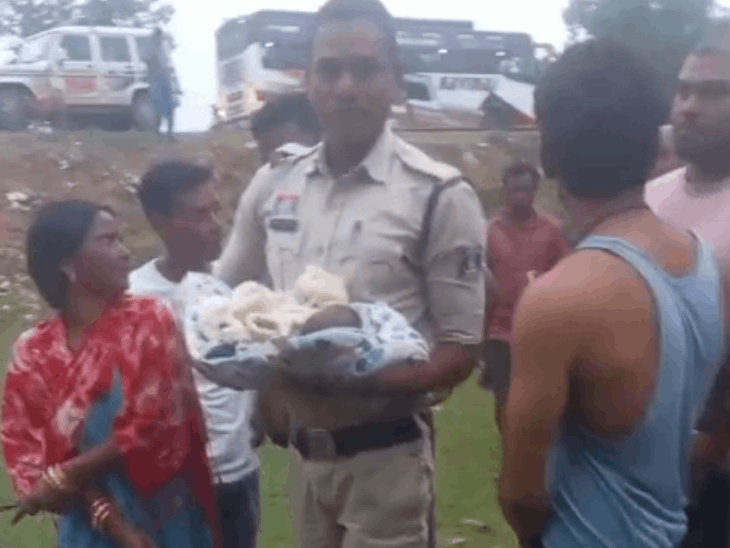 रतनपुर में रोने की आवाज सुनकर लोगों ने दी पुलिस को सूचना,हालत स्थिर,अज्ञात माता-पिता की तलाश|बिलासपुर (छत्तीसगढ़),Bilaspur (Chhattisgarh) - Dainik Bhaskar