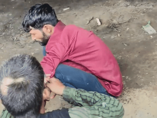 जगराओं पुल के नीचे सरेआम नशे का इंजेक्शन लगाते युवक।