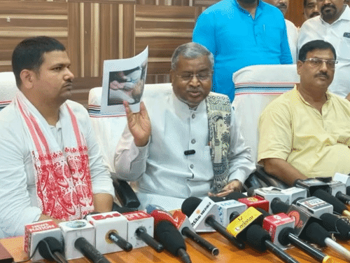 बाबूलाल मरांडी ने कहा कि सरकार लोकतांत्रिक तरीके से अपनी मांग रखने वाले युवाओं की आवाज दबाने की कोशिश कर रही है।