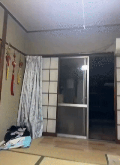 भूकंप के दौरान कई घरों के दरवाजे और लाइट हिलने लगे।