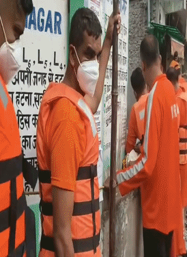 दिल्ली के जसोला में 15 साल का लड़का खुले नाले में बहा, NDRF ने रेस्क्यू ऑपरेशन शुरू किया ।