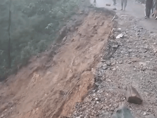हिमाचल प्रदेश के मंडी में बारिश के कारण पठानकोट-मंडी नेशनल हाईवे पर सड़क धंस गई, जिससे गाड़ी की आवाजाही रुक गई है।