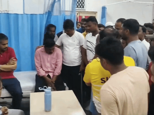 रोहित पवार बारामती मेडिकल कॉलेज पहुंचे और बच्ची के परिवार से मुलाकात की।