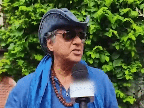 इससे पहले मुकेश खन्ना ने दावा किया था कि 'जन गण मन' रानी एलिजाबेथ की तारीफ में लिखा गया था।