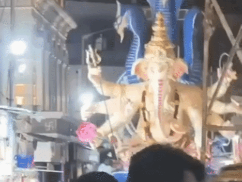 भुलेश्वर के बलराम मर्चेंट रोड से गणेश प्रतिमा को पंडाल तक ले जाया जा रहा था।