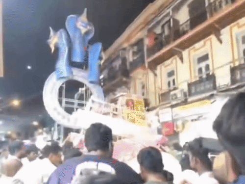 लोग कुछ समझ पाते, उससे पहले ही कई लोग दब गए। मौके पर अफरातफरी मच गई।