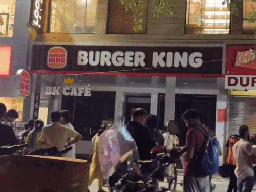 तेज धमाके से टूटे शीशे, खाना छोड़कर भागे कस्टमर, मची अफरा- तफरी|गुरुग्राम,gurugram - Dainik Bhaskar