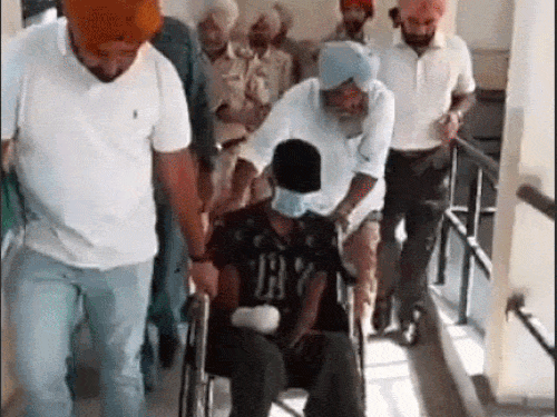 आरोपी गुरप्रीत सिंह को पुलिस ले जाते हुए । फाइल फोटो