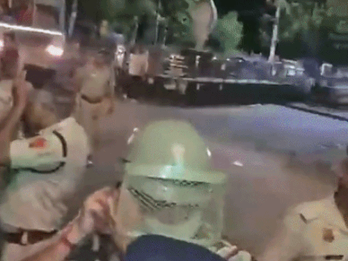 हिसार में पुलिस और सफाईकर्मियों की झड़प हो गई।