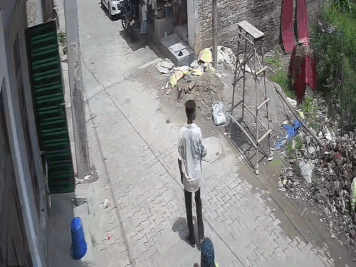 पीछा करने और घर की छत से सामान फेंकने का आरोप, बोली- शिकायत के बाद नहीं हुई कार्रवाई|करनाल,Karnal - Dainik Bhaskar
