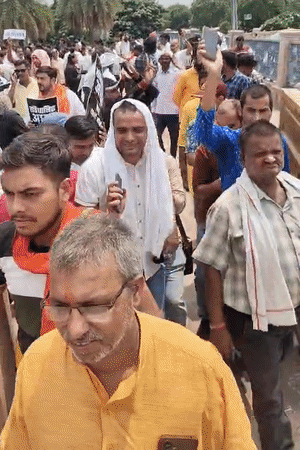वीमेन पावर लाइन चौराहे पर इकट्ठा होने के बाद लोग लोहिया पथ पर हजरतगंज की ओर बढ़ चले।