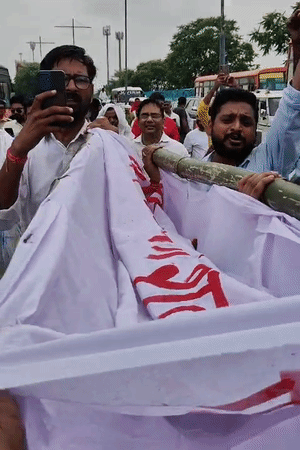 कुछ दूर चलने के बाद लोगों ने सवर्ण सांसदों-विधायकों की सांकेतिक अर्थी निकाली।