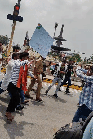 प्रदर्शन में सवर्णों के सपोर्ट में तख्तियां लेकर दूसरे वर्ग के लोग भी शामिल हुए।
