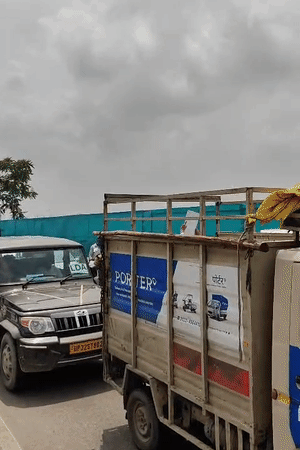 प्रदर्शन के चलते वीमेन पावर लाइन चौराहे से बैकुंठ धाम, हजरतगंज और वीआईपी गेस्ट हाउस की तरफ जाने वाली सड़कों पर जाम लग गया।